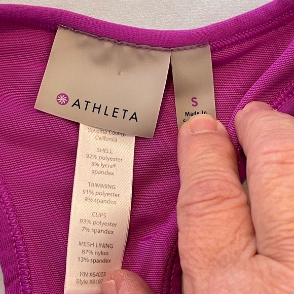 Athleta fuchsia built in bra pockets in back sleeveless Tank Top. Size Small - Picture 4 of 7